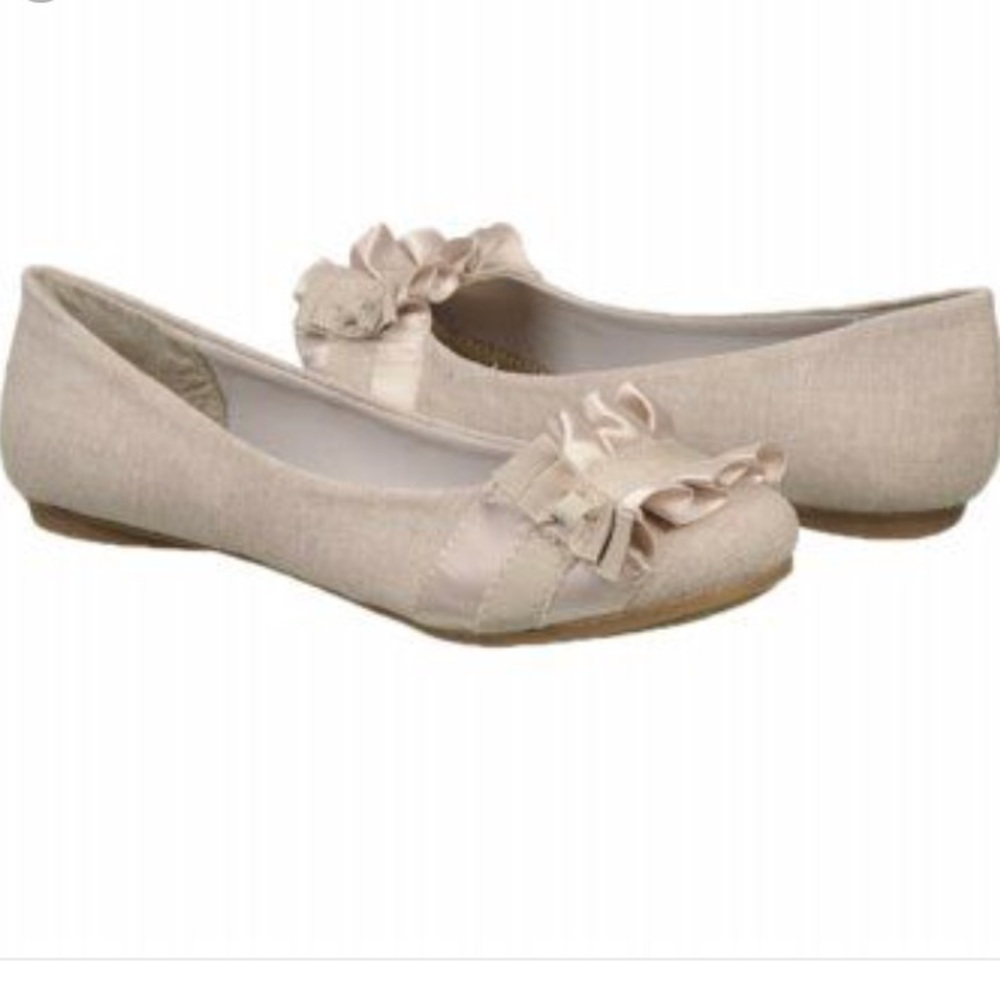 Cute Fergalicious Alana flats in “Khaki Canvas”!